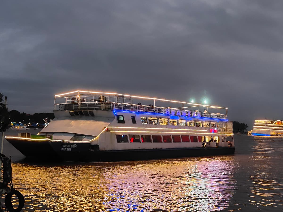 3-Deck Dine Cruise view 1